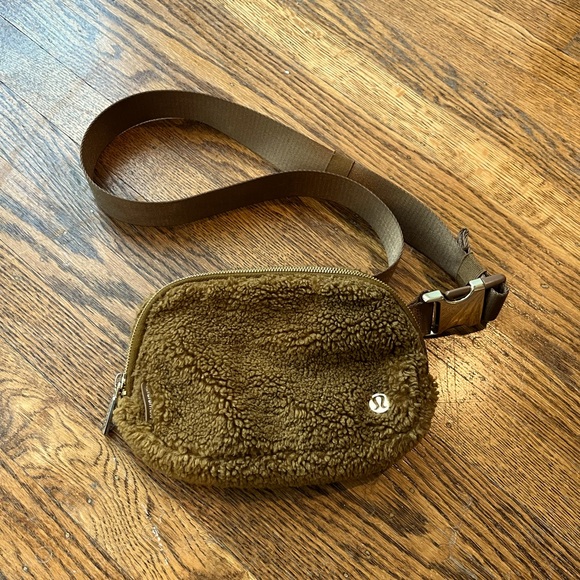 Lululemon Everywhere Brown Sherpa Belt Bag - Picture 1 of 5